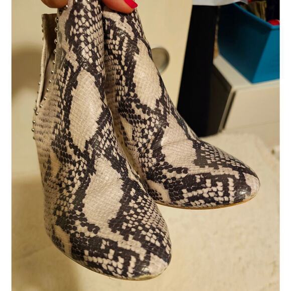Steve Madden Rockstar SnakeSkin Ankle boots. 9M. Studded accents. Stylish.Unique - Picture 12 of 13